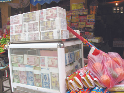 Tiền lẻ dùng để đi lễ chùa áp Tết được hét giá cao hơn 30% so với mệnh giá Ảnh: K.H