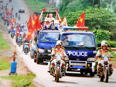 Diễu hành tuyên truyền chấp hành luật giao thông tại Krông Bông