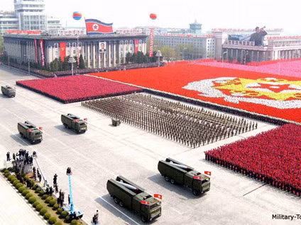 Tên lửa Triều Tiên trong một cuộc diễu hành ở quảng trường Kim Nhật Thành, Bình Nhưỡng