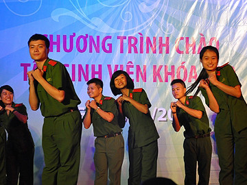 Màn đón ‘ma mới’ độc của sinh viên cảnh sát