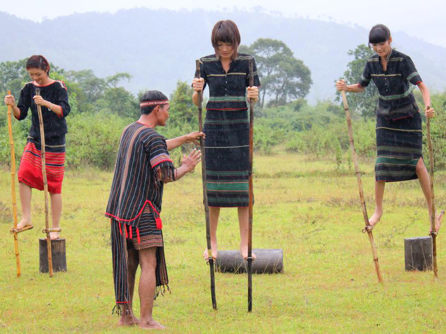 Thí sinh Next Top Model lên Tây Nguyên học đi cà kheo