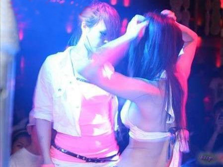 Thiếu nữ lên mạng khoe 'bộ sưu tập người yêu'