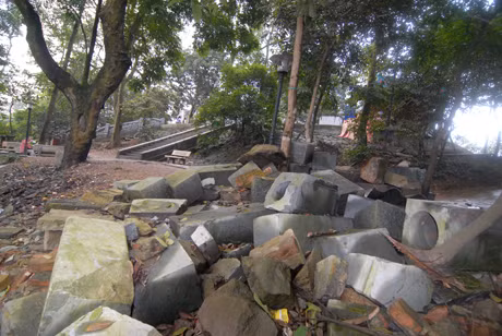 Phế thải nằm ngổn ngang cạnh đền Thượng