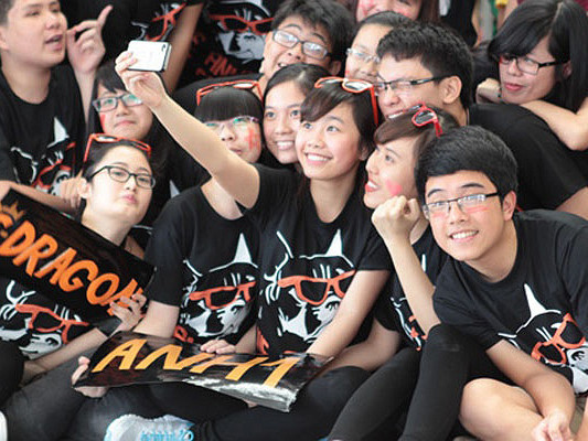 Thầy giáo vẽ trái tim lên má, 'chơi tới bến' cùng trò