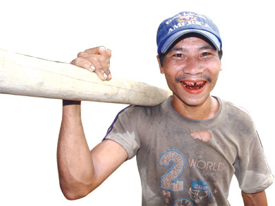 Đàn ông Nước Ka ai cũng miệng đỏ răng đen, cả đời không biết … đánh răng !