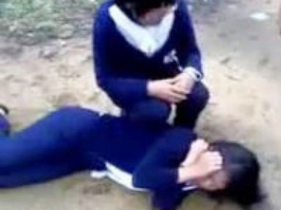 Bé gái 13 tuổi bị bạn rạch mặt vì… ghen