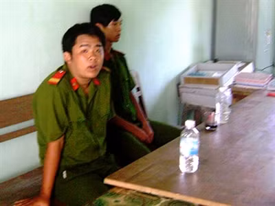 MC Lê Thoại Kỳ (trái) và Phan Nguyễn Hoài Nam tại cơ quan Công an xã An Hòa, huyện Tuy An - Phú Yên