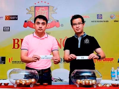 Cựu tuyển thủ Đức Thắng (trái) tham dự lễ bốc thăm giải bóng đá phong trào Ngoại hạng Hà Nội 2013.