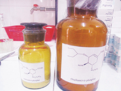 Mẻ 250gram Oseltamivir phosphate sạch đầu tiên được thu hồi từ Tamiflu trong khuôn khổ đề án thăm dò ở Viện Khoa học & Công nghệ Việt Nam