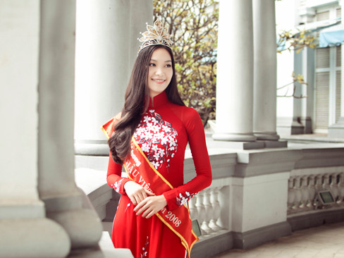 Thùy Dung làm 'vedette' tại sàn diễn vương quốc Anh