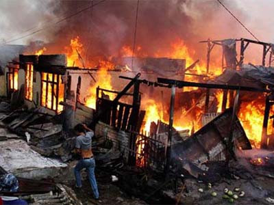 Dân Indonesia tháo chạy vì động đất