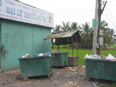 Tập trung rác sát đại lý bán thuốc chữa bệnh