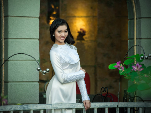 Thiếu nữ đẹp mơ màng với áo dài đầu đông