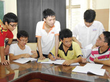 Đoàn học sinh VN trước ngày lên đường dự thi Olympic Toán quốc tế (IMO) 2010 tại TP Astana (Kazakhstan). Ảnh: TTXVN