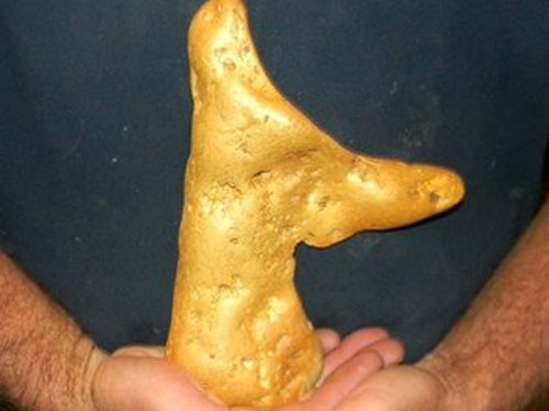 Một thỏi vàng cốm hình chữ Y. Ảnh Cordell Kent