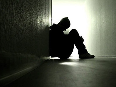 Nam sinh tự tử vì bị bắt cắt tóc