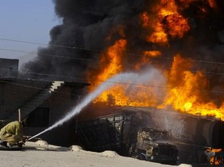 Đoàn xe chở xăng của NATO bị đốt cháy	Ảnh: AP