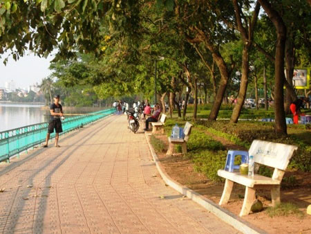 Hồ Tây: Muốn ngồi ghế đá thì phải ... trả tiền