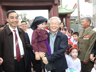 Tổng Bí thư Nguyễn Phú Trọng tham dự “Ngày hội đại đoàn kết toàn dân tộc” tại khu dân cư xóm 4, xã Hải Bắc, huyện Hải Hậu (Nam Định). Ảnh: TTXVN