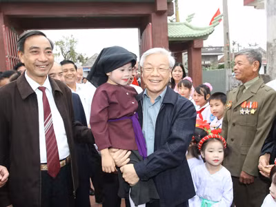 Tổng Bí thư Nguyễn Phú Trọng tham dự “Ngày hội đại đoàn kết toàn dân tộc” tại khu dân cư xóm 4, xã Hải Bắc, huyện Hải Hậu (Nam Định). Ảnh: TTXVN