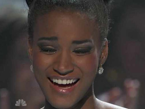 Nghẹn ngào giây phút đăng quang của Miss Universe