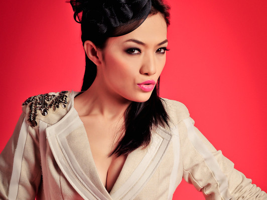 'Bồ' của Long ruồi dịu dàng đầy nữ tính