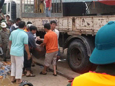 Trục vớt xe chở Phó GĐ sở Công thương bị lũ cuốn