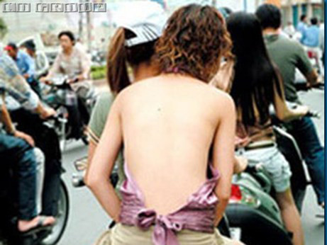 'Nóng mắt' kiểu ăn mặc hở hang của con gái Việt