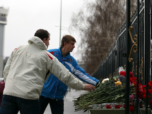 Người dân đặt hoa tưởng niệm bên ngoài Sân bay Quốc tế Kazan, Nga