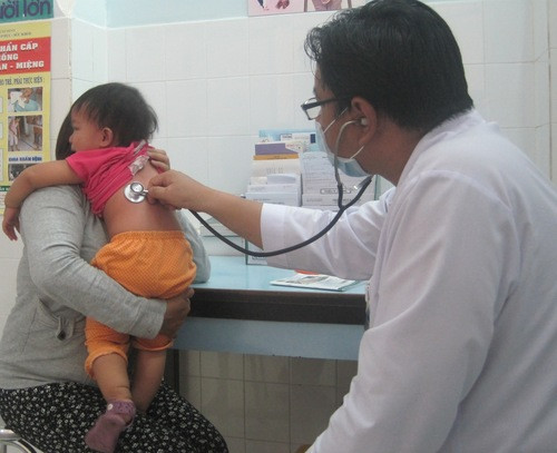 Cần theo dõi và lưu ý những dấu hiệu nghi ngờ và đưa trẻ đến cơ sở y tế gần nhà để được khám, chẩn đoán bệnh. Ảnh: Lê Phương.