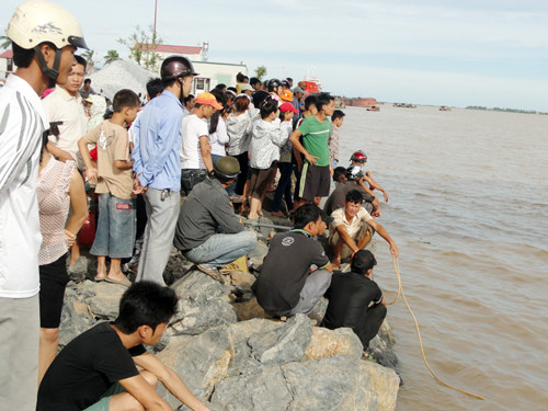 Người dân xúm đông chân cầu Khuê xem thợ lặn tìm kiếm