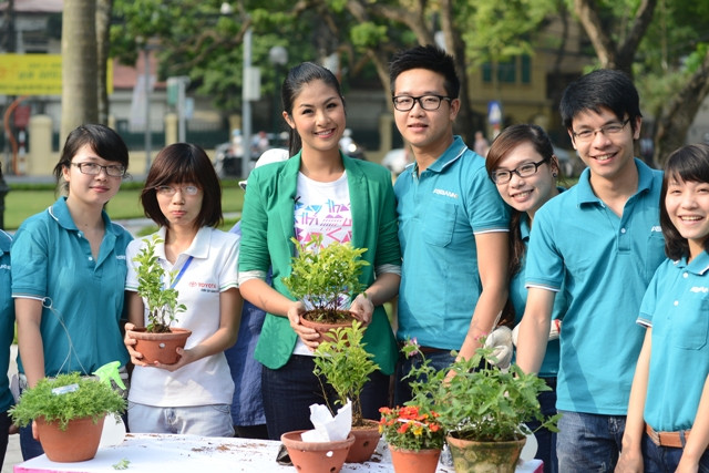 Hoa hậu Ngọc Hân đạp xe vì môi trường