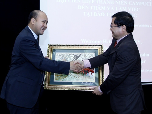 Chủ tịch T.Ư Hội LHTN Campuchia thăm báo Tiền Phong