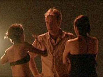 Các cô gái ăn sương tuổi teen tiếp cận khách trên đường phố