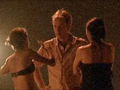 Các cô gái ăn sương tuổi teen tiếp cận khách trên đường phố