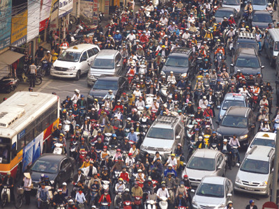 Thu phí bảo trì đường bộ qua đầu phương tiện không công bằng bằng thu phí qua xăng dầu	Ảnh: Hồng Vĩnh