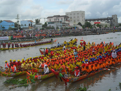 Tưng bừng Festival đua ghe Ngo lần đầu