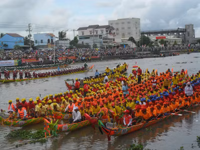 Tưng bừng Festival đua ghe Ngo lần đầu