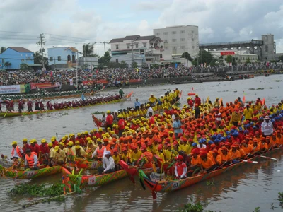 Tưng bừng Festival đua ghe Ngo lần đầu
