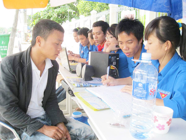 Hướng dẫn tận tình cho thí sinh Ảnh: Thanh Ba