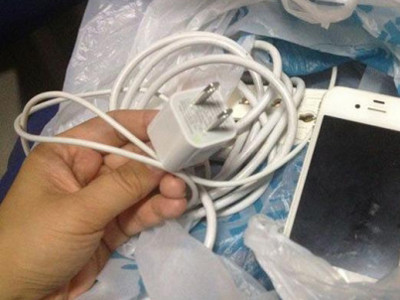 Hôn mê vì dùng sạc iPhone giả