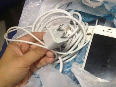 Hôn mê vì dùng sạc iPhone giả