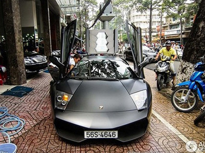 Báo Tây 'lác mắt' với siêu xe dầm mưa ở TPHCM