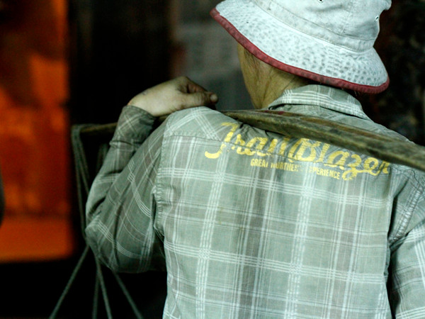 Những phụ nữ oằn vai