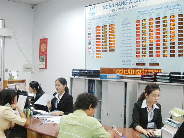 Sau giảm lương, ngân hàng cắt tiếp gì?