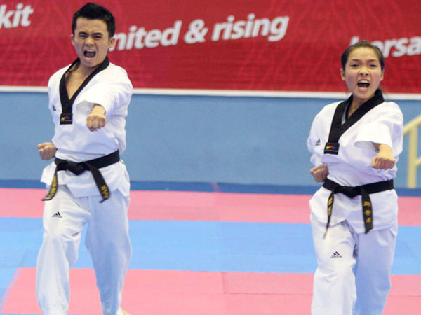 Nguyễn Đình Toàn và Nguyễn Minh Tú mang lại chiếc huy chương vàng đầu tiên cho Việt Nam. Ảnh: Quang Liêm