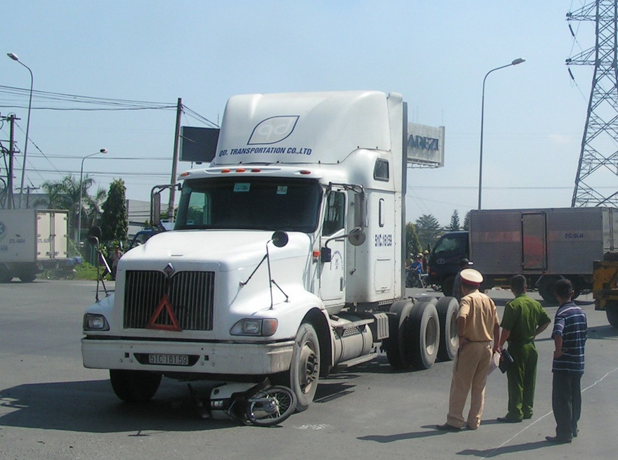 Bị bánh xe đầu kéo cán qua người tử vong