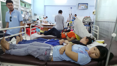 Hàng trăm người nhập viện vì ngộ độc thức ăn