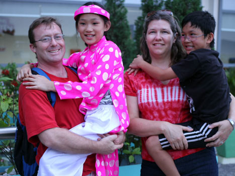 Cô bé 10 tuổi về Việt Nam tìm mẹ