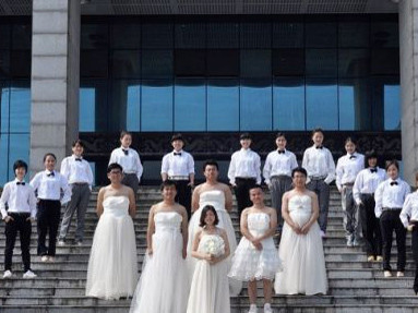 Chụp ảnh ký yếu trong trang phục ‘cô dâu chú rể’